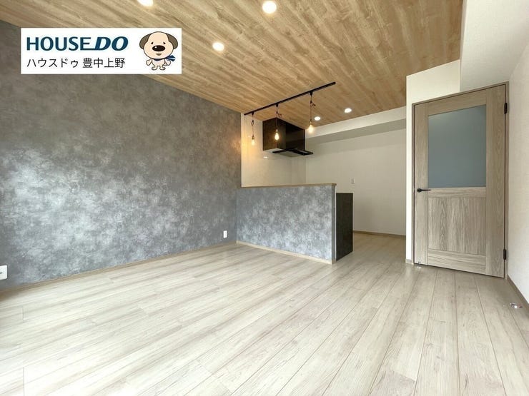 シックなアクセントクロスが目を引く南向きの大変明るいLDKです!