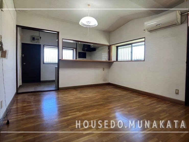 【リビング】
※写真はすべてリフォーム前のものです。