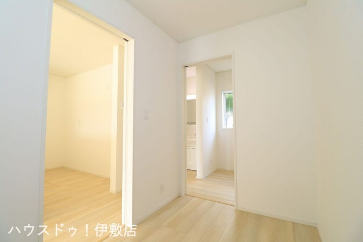 【IHクッキングヒーター(同仕様写真)】
火を使わないので、小さなお子様にも安心!お手入れもさっとひと吹きです。