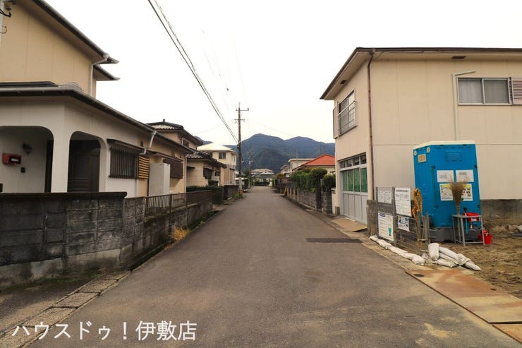 【前面道路】
東南側前面道路、南西方面
道路幅員約6.0mと広々で駐車も楽々です