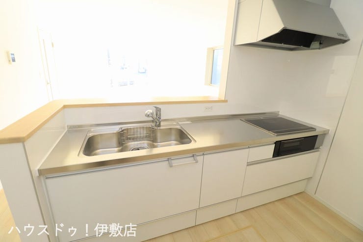 【モニター付きインターホン(同仕様写真)】
誰が来てもわかるモニター付き♪女性が一人で家にいてもこれなら安心