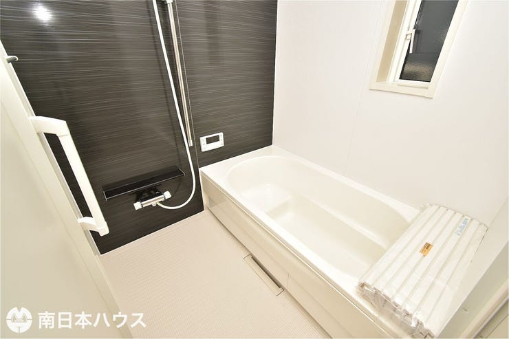 【浴室】浴室暖房乾燥機付きの浴室です!浴槽には段差があり小さなお子様との入浴などにもぴったりです♪