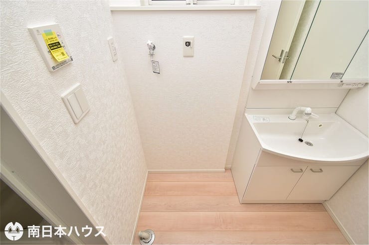 【洗濯機置場】アレンジ可能な広さを確保しつつ、嫌な湿気を外に出す小窓付きの洗濯機置き場です♪