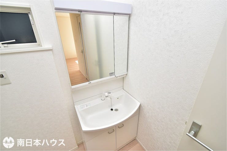 【洗面台】ミラー内側の収納スペースは、ティッシュBOXも収納可能♪可変トレイは取り外して洗えます!