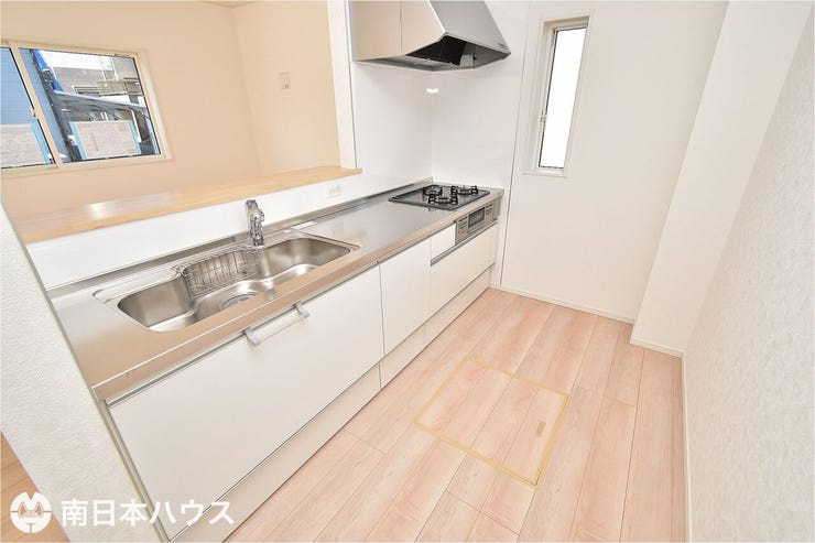 【キッチン】小窓付きで調理中も自然換気が出来ます!床下収納庫付きです♪