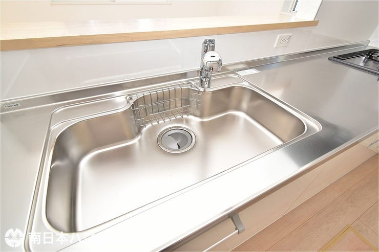 【シンク】浄水器付きのキッチンが魅力です♪スポンジ置きをつくりキッチン周りをスッキリとした印象に!