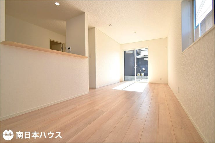 【リビング】14.5帖のリビングです!対面式のキッチンでお料理をしながらご家族との会話が可能です♪