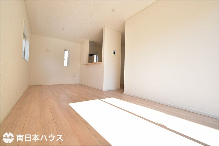 【リビング】14.5帖のリビングです!南西向きの窓から明るい日が差すリビングです!