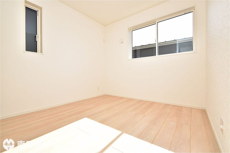 【洋室】5帖の洋室です!南西向きの窓から明るい日が差すお部屋です♪全居室収納完備!