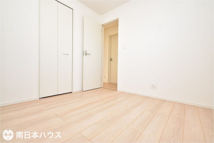 【洋室】4.5帖の洋室です!シンプルな内装でどんなインテリアも合わせやすいです♪