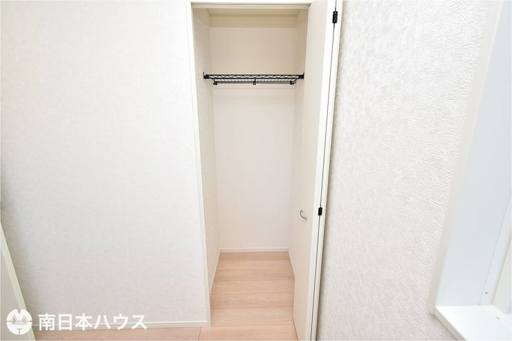 【洋室3.7帖の収納】