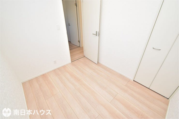 【洋室】3.7帖の洋室です!全居室の2面に窓あり!全居室収納完備!