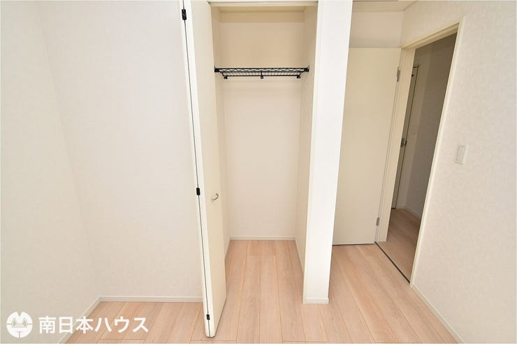 【洋室5.7帖の収納】