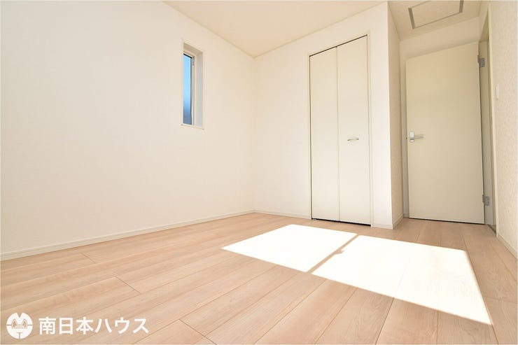 【洋室】5.7帖の洋室です!南西向きの窓から明るい日が差すお部屋です♪全居室の2面に窓あり!