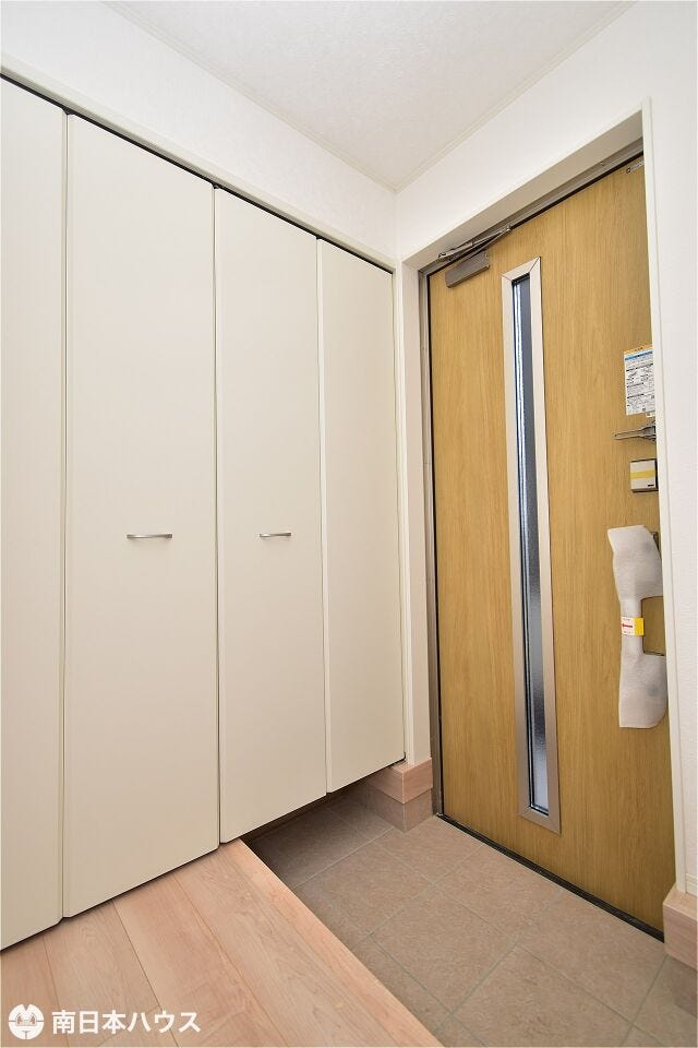 【玄関】大容量の玄関収納付き!扉はタッチキー対応で荷物を持ちながらワンタッチで開閉錠できます♪