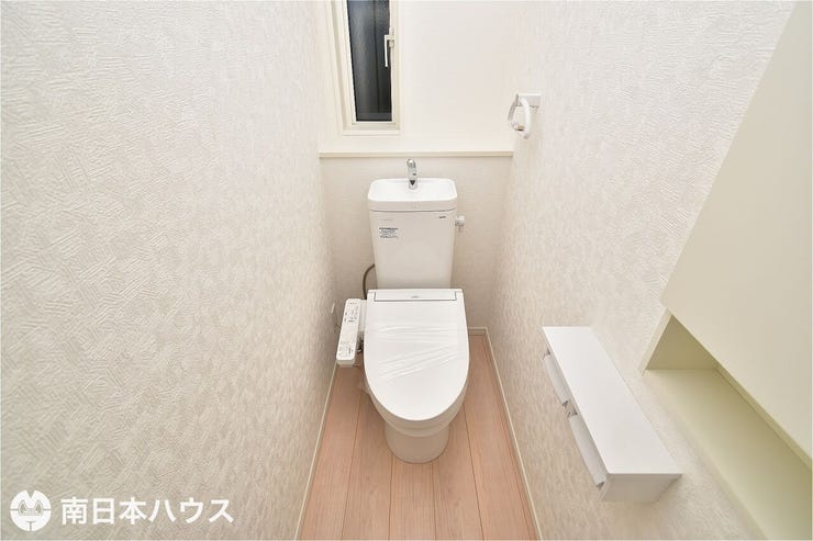 【トイレ】温水洗浄便座機能付きのトイレです!収納もあり、トイレットペーパーや掃除道具を収納可能♪