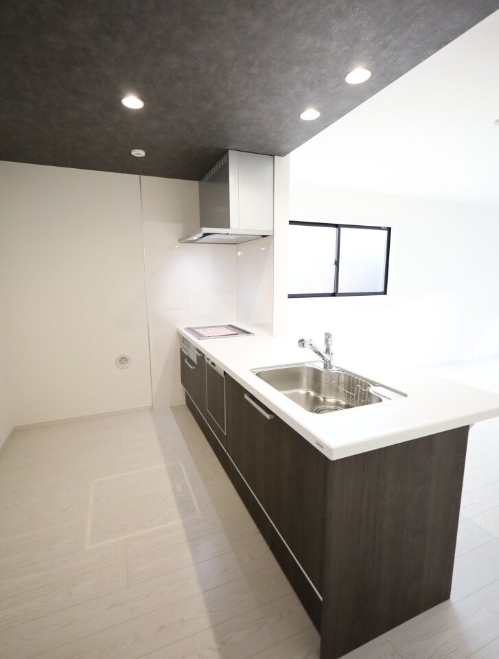 (同社施工事例)キッチンからリビングダイニングを見渡すことができるため、家事をしながらご家族と自然に会話が弾みそうです。