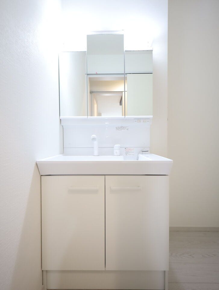 (同社施工事例)三面鏡の裏は、たっぷり収納スペース。洗面まわりの小物がすっきり片付き、毎日の身支度が快適に.