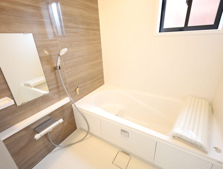 (同社施工事例)窓付きの1坪サイズのお風呂で日々の疲れを癒せます。