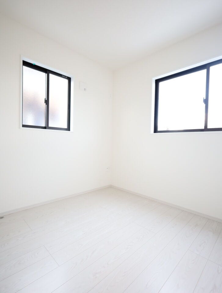 (同社施工事例)2面採光で明るい洋室です。