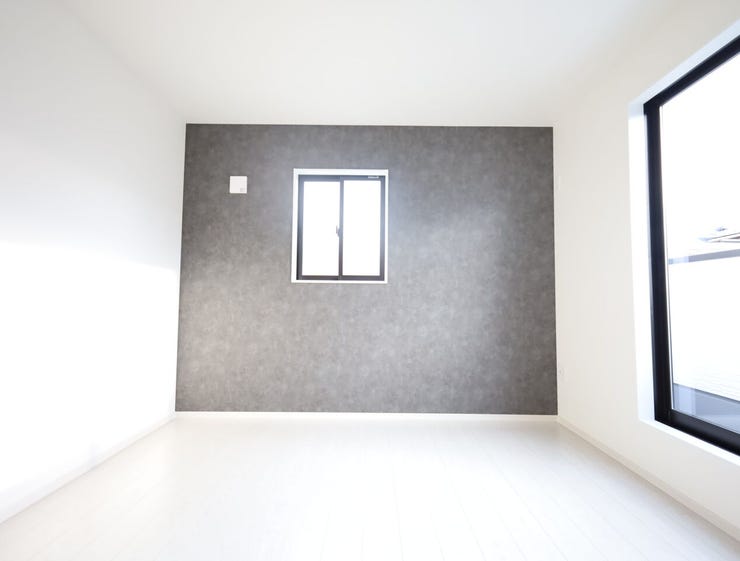 (同社施工事例)バルコニーに面した明るい洋室です。