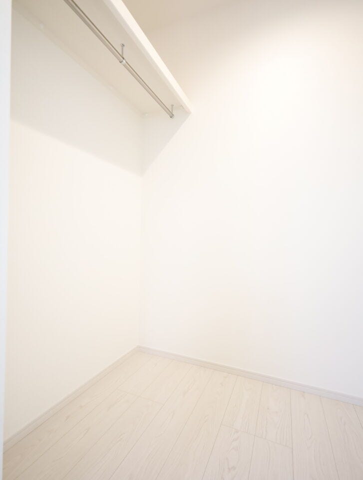 (同社施工事例)収納力が嬉しいウォークインクローゼット。掃除機をそのまま持ち込めるので大掃除もらくちん!