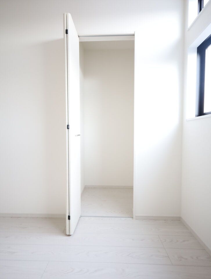 (同社施工事例)高さも奥行きもあるから、たくさん収納していつまでも広々としたお部屋を保てます。