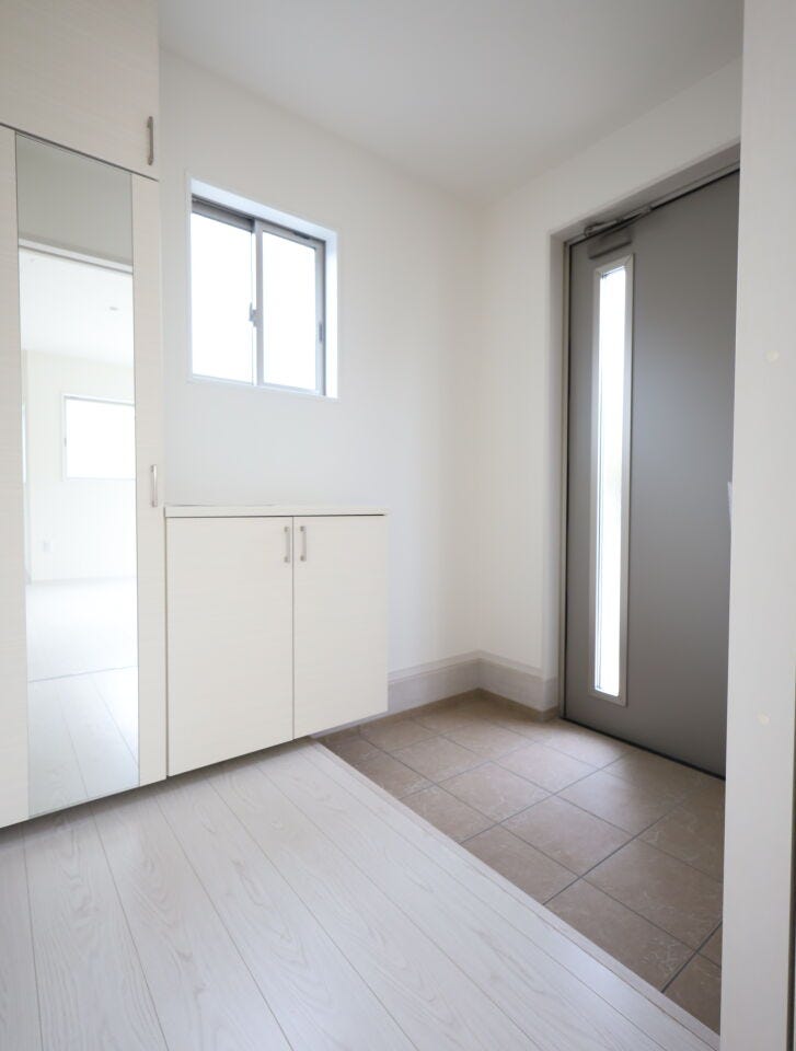 (同社施工事例)おうちの顔となる玄関は、明るく清潔感あふれる造りとなっています。SICが付いており、ベビーカーやアウトドア用品もスッキリ片付きます。