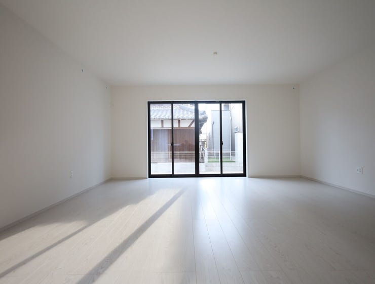 (同社施工事例)暮らしの中心となる広々リビング。明るく開放的なくつろぎを叶えます