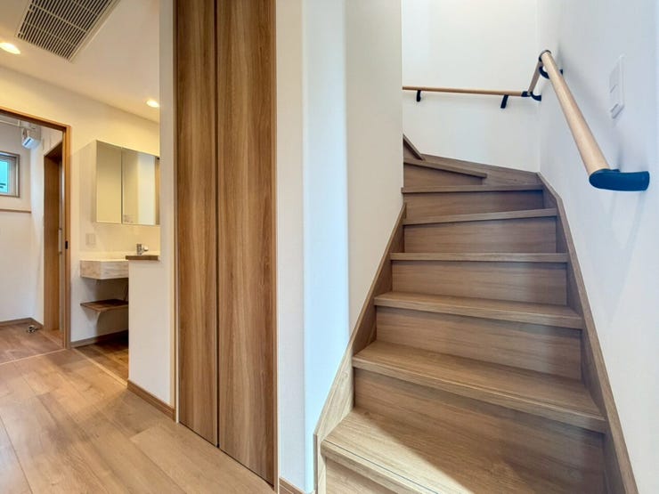 2階へと続く階段