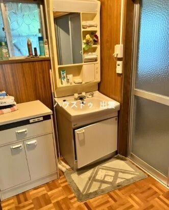 洗面台は横に物も置けます。