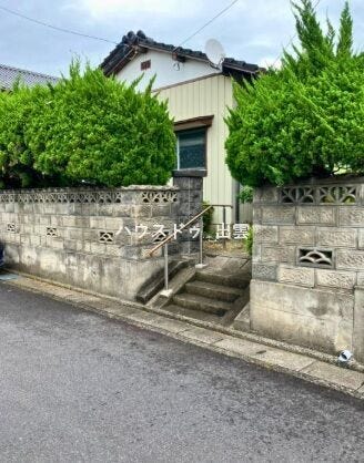 塀があり、家の中が見えにくくなっていてプライベートが守られます。