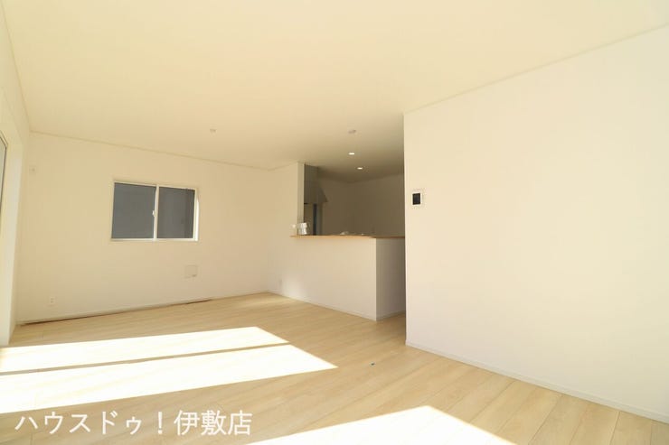 【リビング】
白を基調とした室内で清潔感と開放感があります