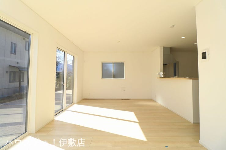 【リビング】
南側に掃き出し窓があり、部屋の奥まで光が入りやすいです