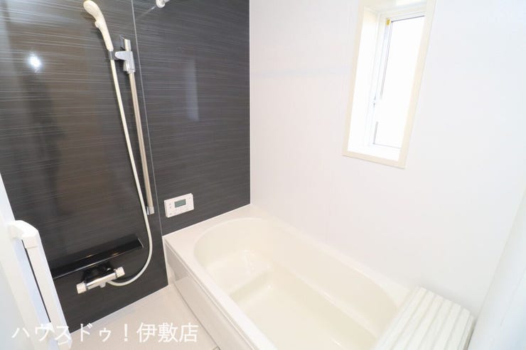 【浴室】
大型の浴槽に浸かって日頃の疲れを癒して頂く事が出来ますね