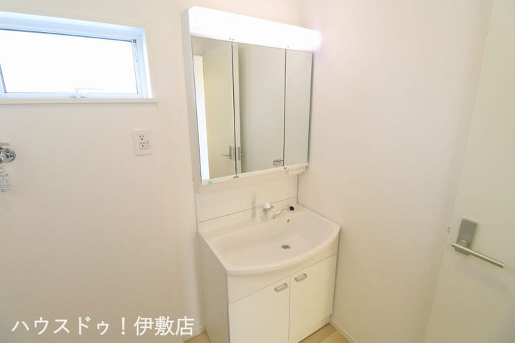 【洗面台】
白く清潔な洗面台は一日のはじまりのスイッチを入れるのにピッタリなスペース。