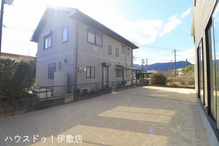 【庭】
敷地の南側に庭付きです!家庭菜園など楽しめそうです