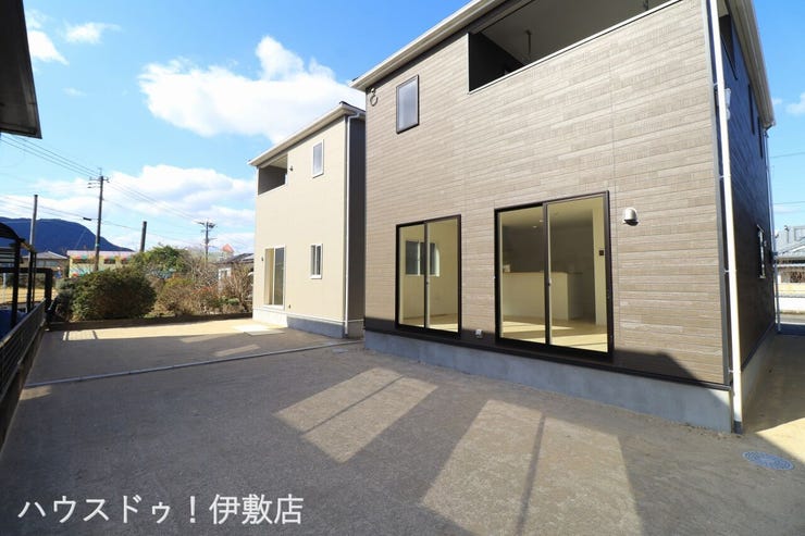 【庭】
リビングの掃き出し窓隣接。掃き出し窓から出入りも可能です