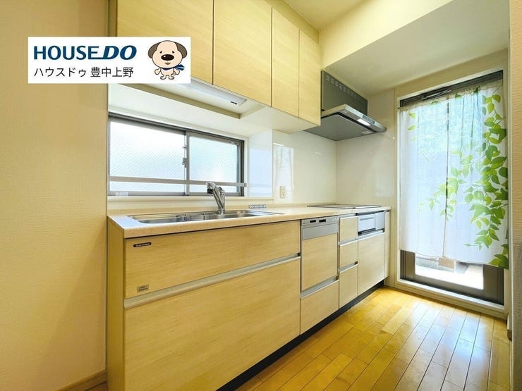 収納豊富なシステムキッチンです!食洗機&3口コンロの快適な調理環境となっています!