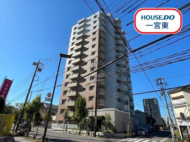 【外観】
最寄り駅:JR東海道本線 「尾張一宮」 駅 徒歩11分、
学区:宮西小学校 徒歩9分、
北部中学校 徒歩12分、
2007年築14階建ての中古マンションです。