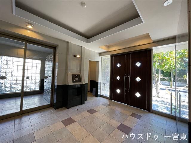 大きなドアの入り口から光が差し込み明るいです。