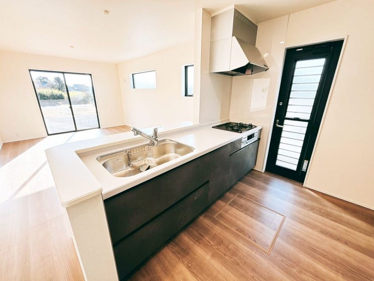 カウンターキッチンはリビング・ダイニングにいる家族の様子を見ながら調理できるのでお子様がいるご家庭にもおすすめです♪