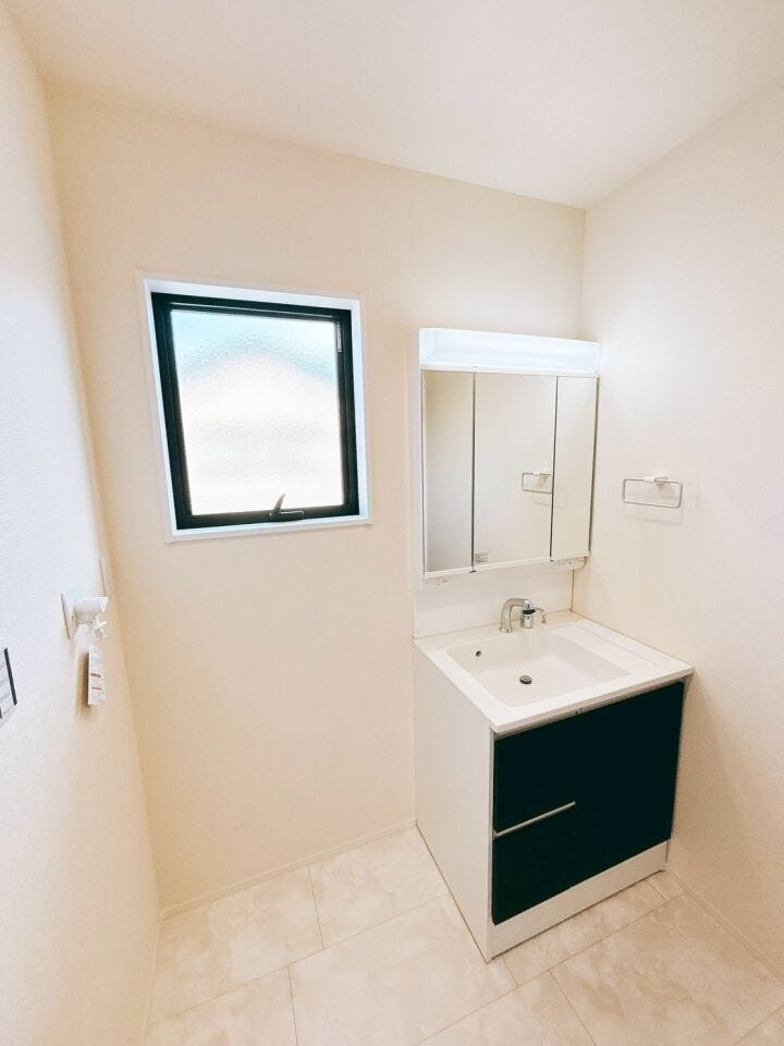 洗面所に窓があることで換気がしやすく、日中は照明がなくても十分な明るさを確保できます!