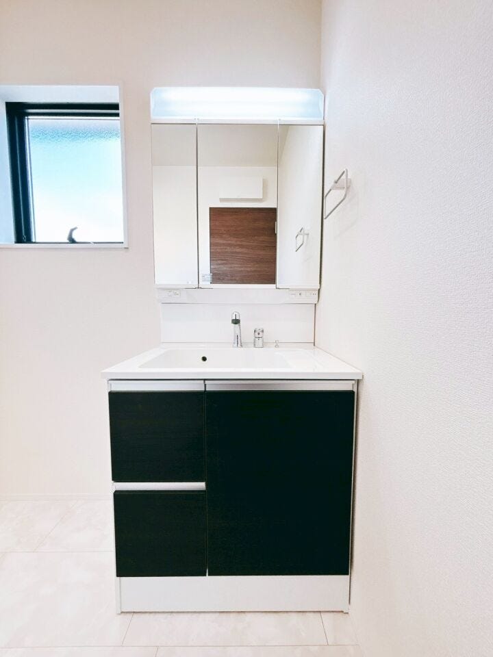 三面鏡付き洗面台は鏡の裏に大容量の収納があり、収納物を隠すことが出来ます!