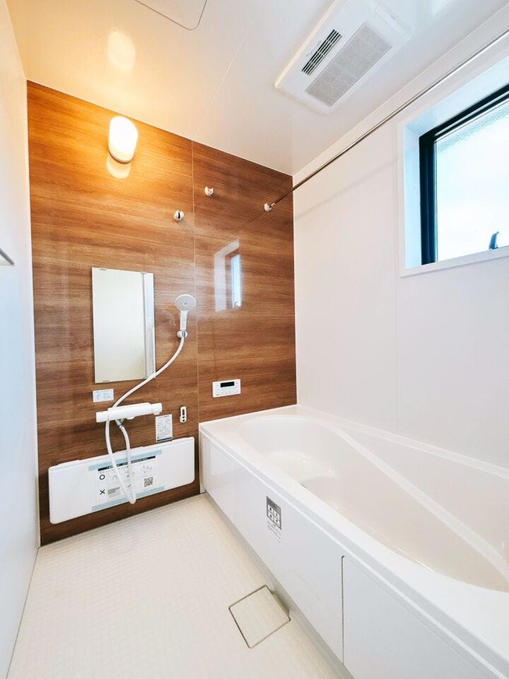 浴室に窓があるため定期的に換気ができ、湿気を逃がしてカビを防止することができます。