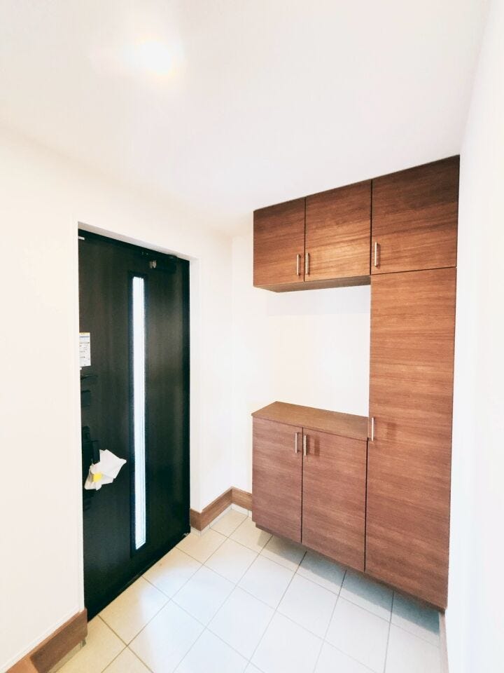 ガラス付きの玄関ドアはガラス部分から自然光が入るため、玄関が明るくなり、日中は照明を使わずに済むこともあります。