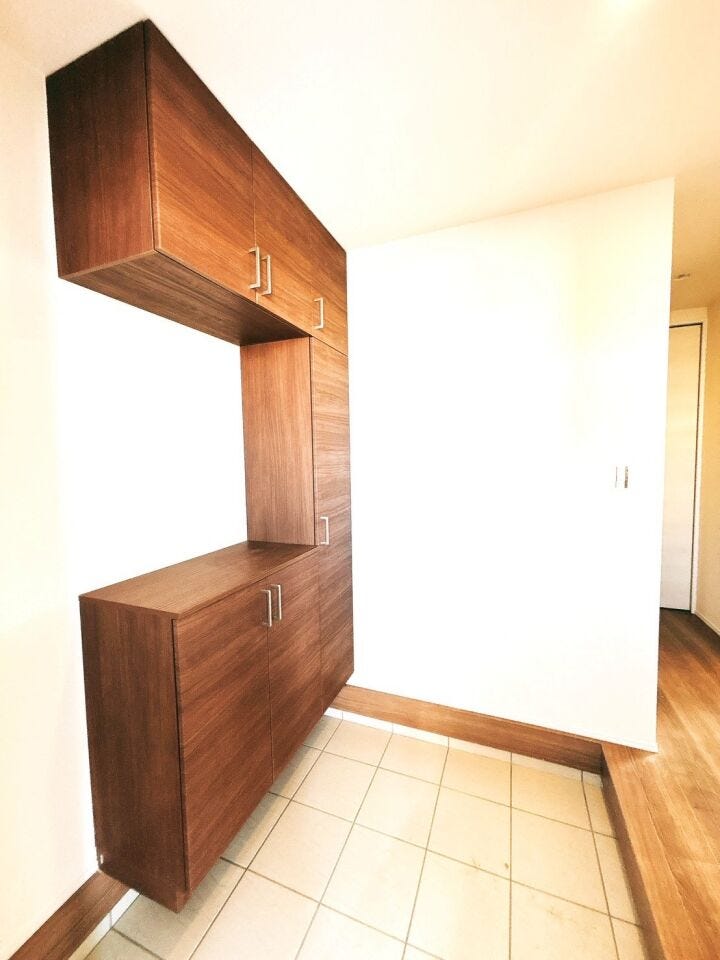 大容量のシューズボックスで靴の種類や季節に応じて多くの靴を収納でき、家族全員分の靴を一箇所にまとめて管理できます。