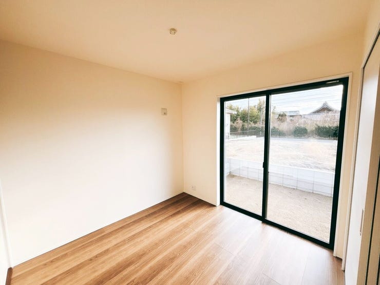 部屋の広さが適度なため、家具の配置やインテリアデザインがしやすく、狭すぎず広すぎない居心地の良い空間を作れます。