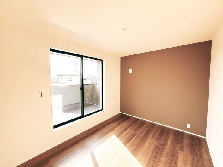 コンパクトなデスクとチェアを置いて、自宅での作業や勉強のための集中スペースにもなります。