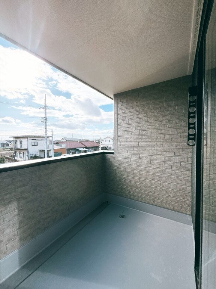 南向きのバルコニーは太陽光をたっぷりと受けられるため、洗濯物が乾きやすく、室内に明るさをもたらします。